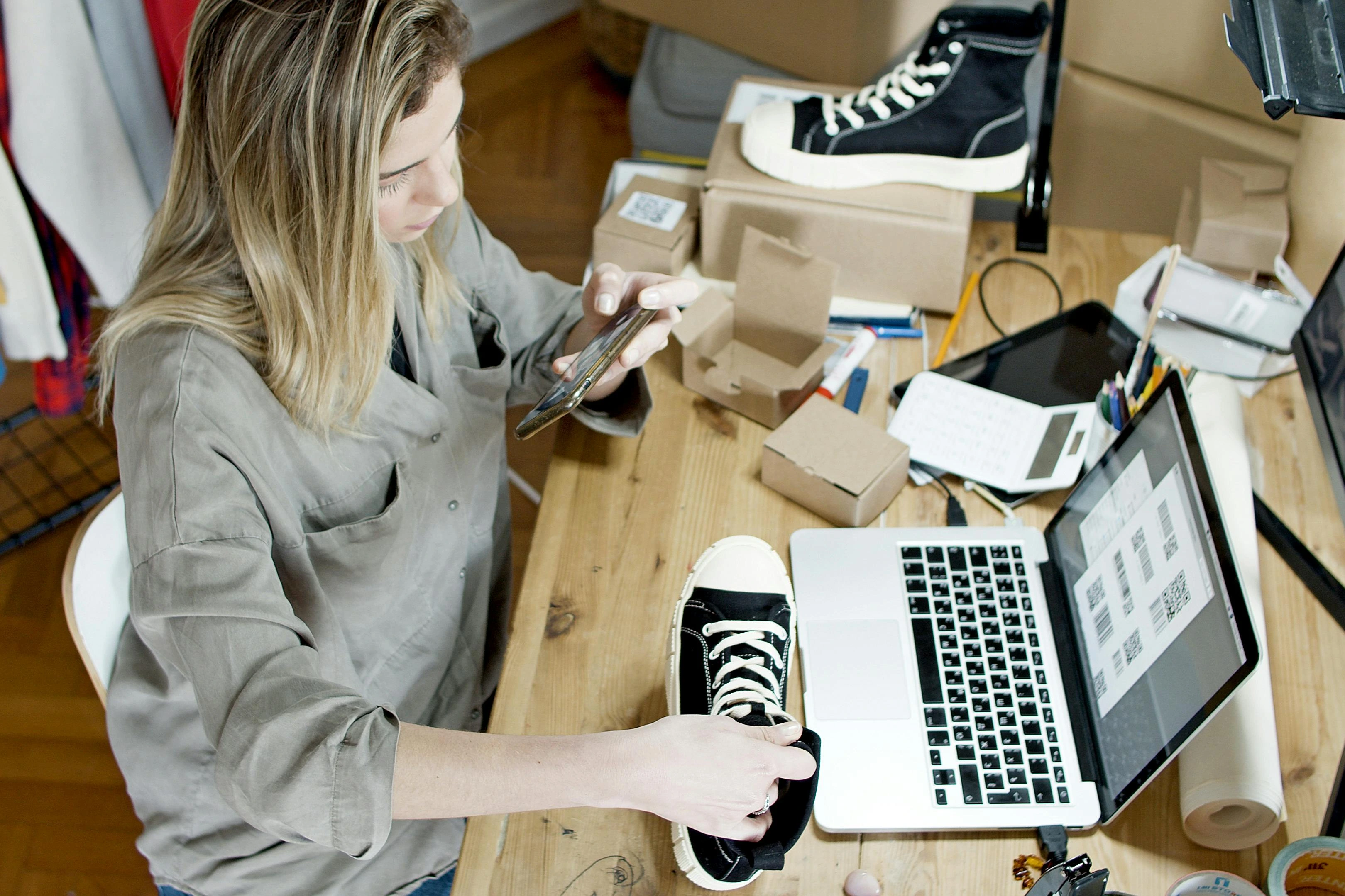 Dynamic product visualization helping ecommerce buyers understand configurable products before purchase